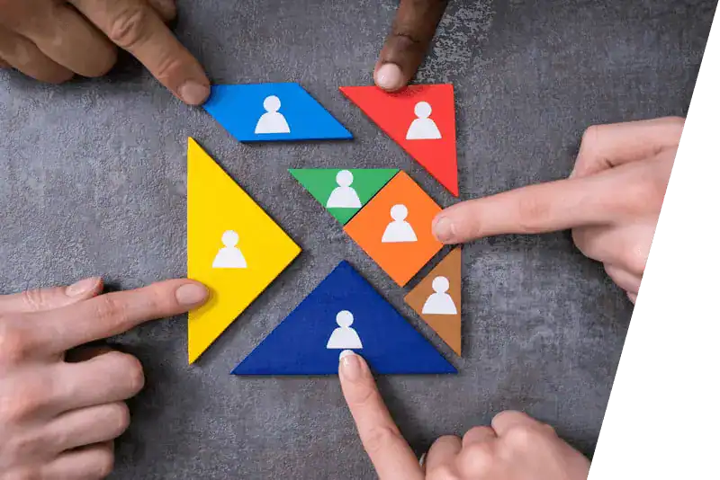 Joc cu piese colorate și siluete umane pentru promovarea incluziunii și diversității.