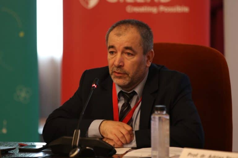 Bărbat la conferință, vorbind despre inovație și tehnologie.