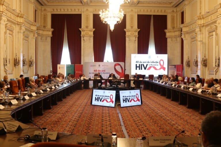 Eveniment oficial despre HIV și SIDA în sala de conferințe elegantă.