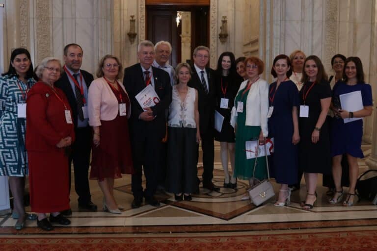 Grup de persoane la eveniment profesional în interior elegant.