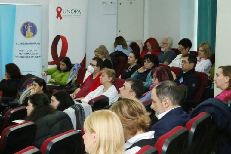 Participanți la evenimentul UNOPA despre prevenirea HIV și sănătate.