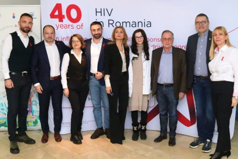 Grup de persoane la evenimentul UNOPA pentru 40 de ani de luptă împotriva HIV.