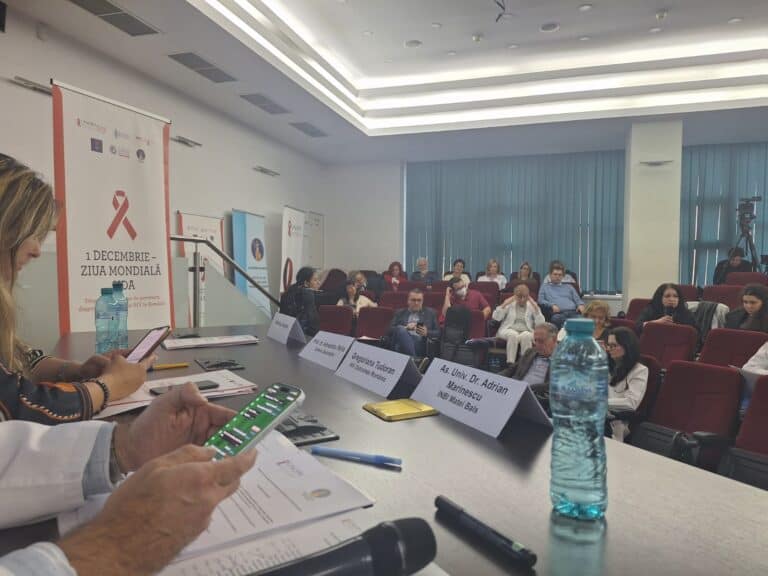 Participanți la un seminar despre HIV și sănătate publică.
